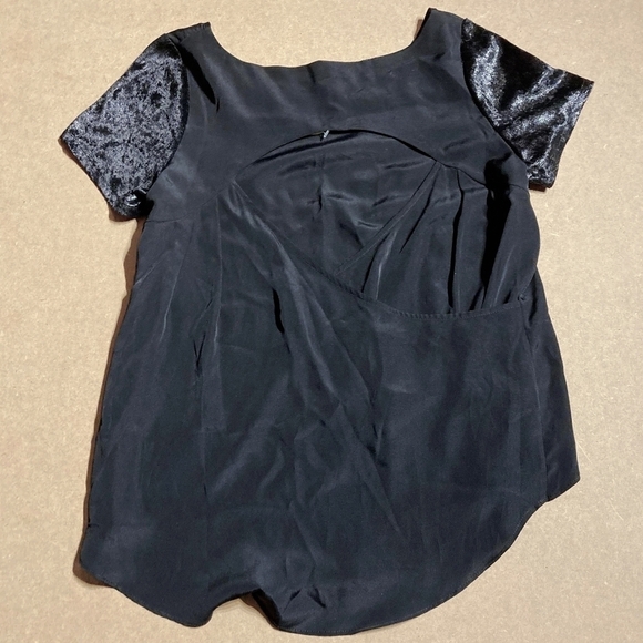BCBGeneration Black Top Velvet Velour Short Sleeves Open Back Cut-Out Women's S - Picture 4 of 9